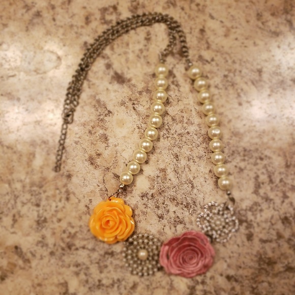 Pearl Flower Necklace - Picture 2 of 4